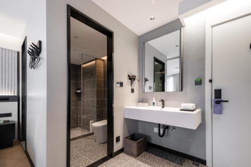 a bathroom with a sink and a mirror at Atour Light Hotel Zhoushan Dinghai South Renmin Road in Zhoushan