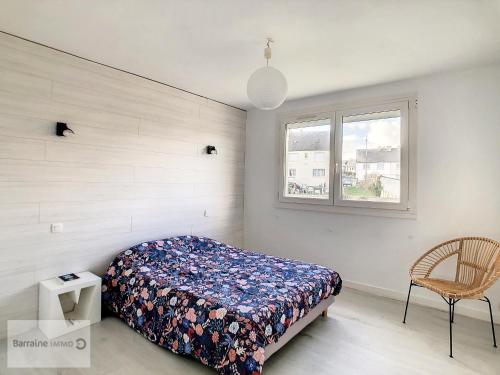 1 dormitorio con 1 cama, 1 silla y 1 ventana en Maison Camaret-sur-Mer, 7 pièces, 8 personnes - FR-1-370-82, en Camaret-sur-Mer