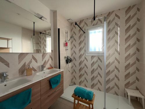 une salle de bain avec un lavabo et une douche dans l'établissement Maison familiale avec jardin, proche Dune du Pyla - 3 chambres - TV, WiFi, parking - FR-1-319-536, à Gujan-Mestras
