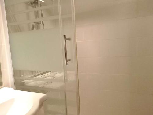 baño con ducha y puerta de cristal en Appartement Marseillan-Plage, 2 pièces, 4 personnes - FR-1-387-202, en Marseillan