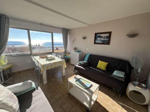 un salon avec un canapé et une table dans l'établissement T2 à Valras-Plage, 4 pers, à 30m de la plage, parking privé, cuisine équipée - FR-1-701-74, à Valras-Plage
