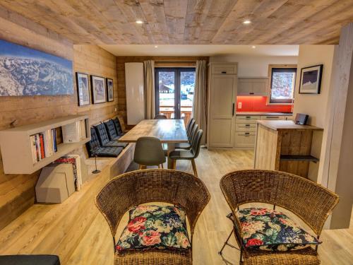 un salon avec une table et des chaises et une cuisine dans l'établissement Chalet confortable au centre - 10 pers, animaux admis, WiFi gratuit - FR-1-181-2795, à La Plagne Tarentaise