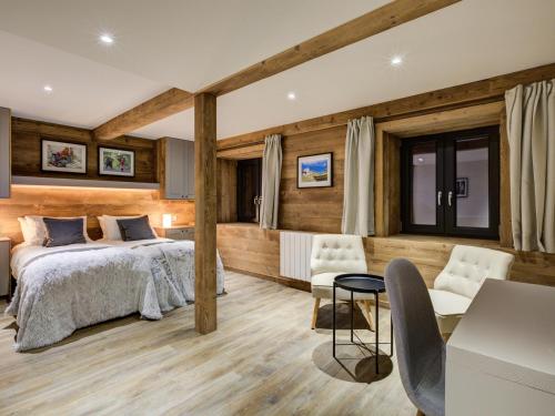 une chambre avec un lit, une table et des chaises dans l'établissement Chalet confortable au centre - 10 pers, animaux admis, WiFi gratuit - FR-1-181-2795, à La Plagne Tarentaise