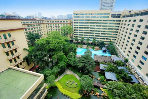 una vista aérea de un edificio con jardín en Dong Fang Hotel Guangzhou en Guangzhou