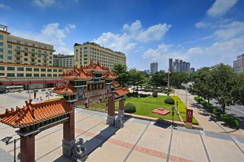 uma vista para uma cidade com edifícios e um parque em Dong Fang Hotel Guangzhou em Guangzhou