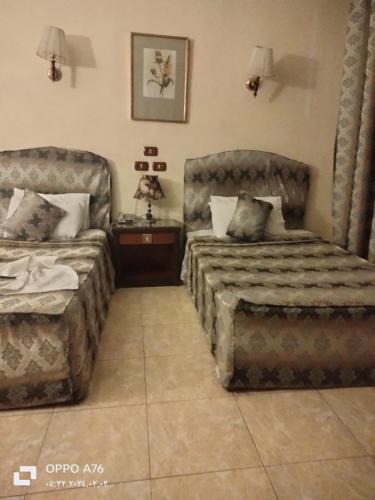 Un pat sau paturi într-o cameră la Anubis Hostel