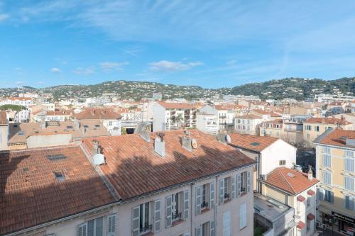 une vue aérienne sur une ville avec des toits dans l'établissement Wonderful studio heart of Cannes!!, à Cannes