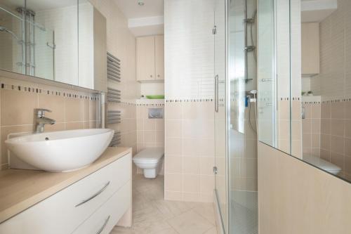 une salle de bain avec un lavabo et une douche en verre dans l'établissement Wonderful studio heart of Cannes!!, à Cannes