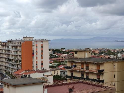 vista su una città con edifici e acqua di Al settimo cielo a Gragnano