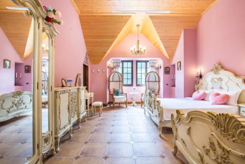 sypialnia z różowymi ścianami i łóżkiem w pokoju w obiekcie 風山雅筑莊園 w mieście Tongluo