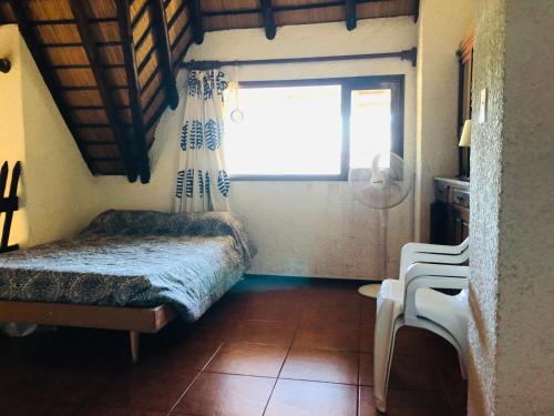 Schlafzimmer mit einem Bett und einem Fenster in der Unterkunft Villa Carolina in Punta del Este
