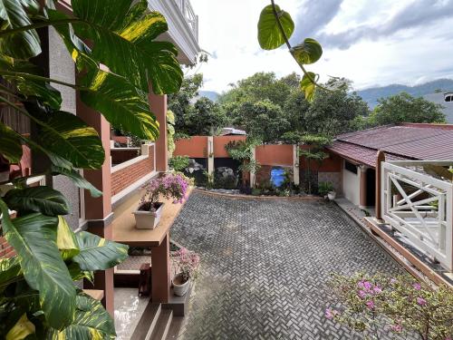 an empty courtyard of a building with plants at Urbanview Syariah Hotel Kanigara Batu in Batu