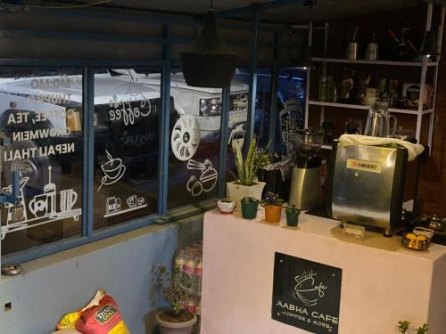 una tienda con una ventana con graffiti en hotel aagan, en Kāskī