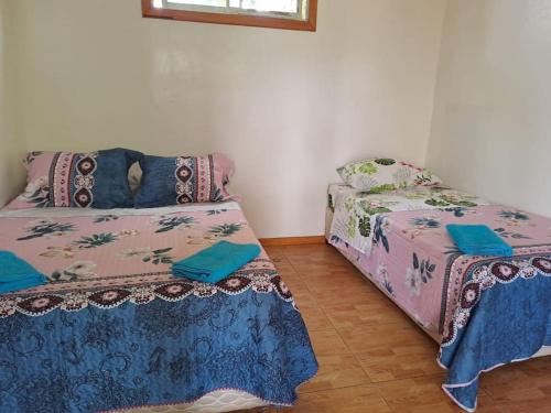 Säng eller sängar i ett rum på Cabañas Hare Tupuna o Piri Nui