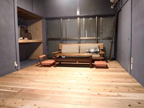 una stanza con panchina, tavolo e sedie di Guesthouse Tide Pool - Vacation STAY 62386v a Amakusa