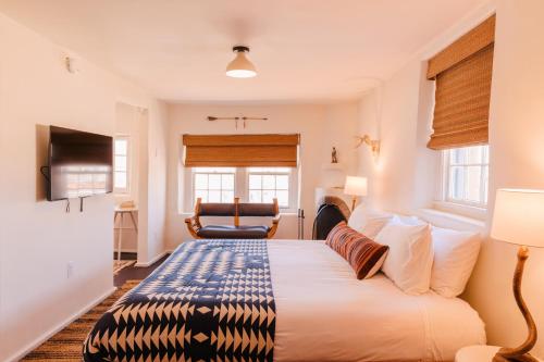 een hotelkamer met een bed en een stoel bij Pueblo Bonito Santa Fe in Santa Fe