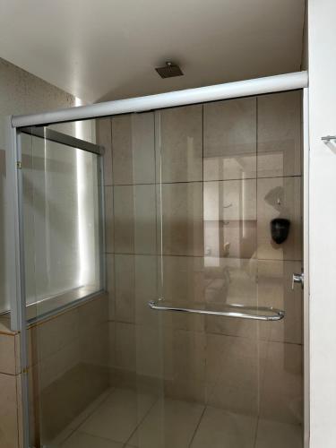 メキシコシティにあるCarso Alameda Premium Apartmentsのバスルーム(ガラスドア付きのシャワー付)
