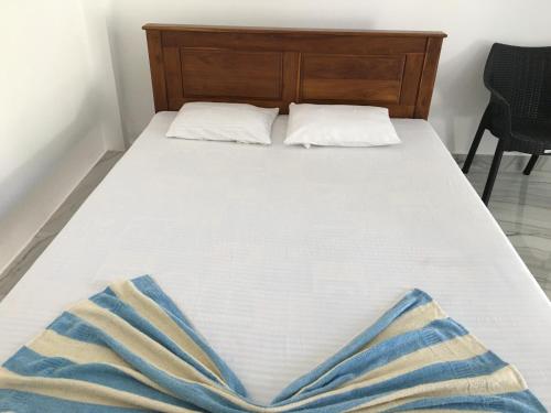 - un lit avec 2 oreillers et une couverture dans l'établissement Black and White Rest, à Kurunegala