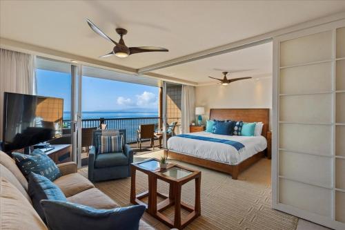 Habitación de hotel con cama y vistas al océano en Mana Kai by Coldwell Banker Island Vacations, en Wailea