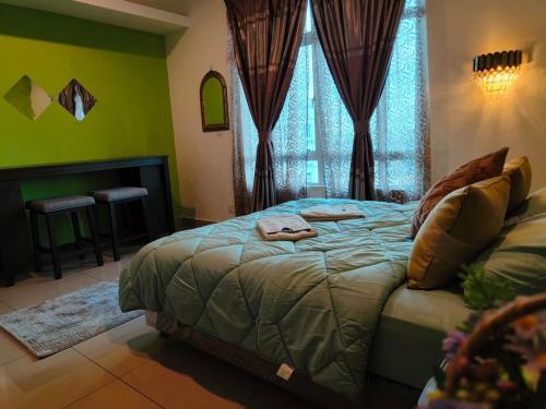 1 dormitorio con cama y ventana en HomeStay De’Viana NMS Residence en Kota Bharu