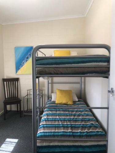 - un lit superposé avec un oreiller jaune au-dessus dans l'établissement Silver Bream Four, à Mallacoota