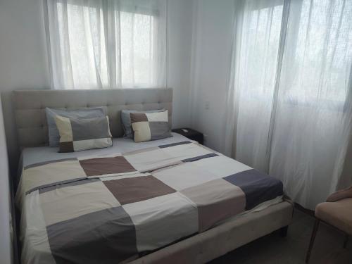 um quarto com uma cama grande e cortinas brancas em Hermosa Villa en punta cana em Punta Cana