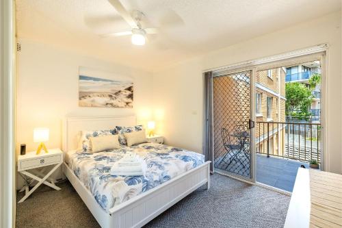 Postel nebo postele na pokoji v ubytování Yarramundi, 6,47 Magnus St - Unit in Nelson Bay with stunning water views, air con, wifi, linen and bed making