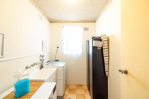 Koupelna v ubytování Yarramundi, 6,47 Magnus St - Unit in Nelson Bay with stunning water views, air con, wifi, linen and bed making