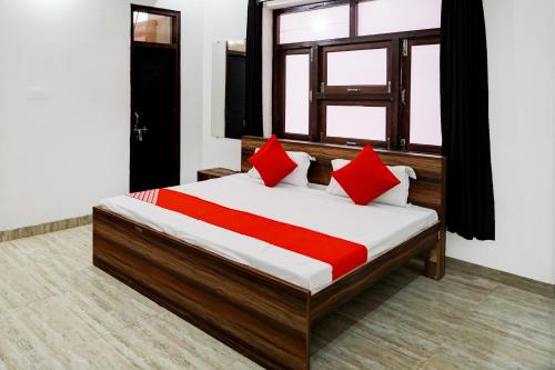 Säng eller sängar i ett rum på OYO Flagship Nakshatram Palace