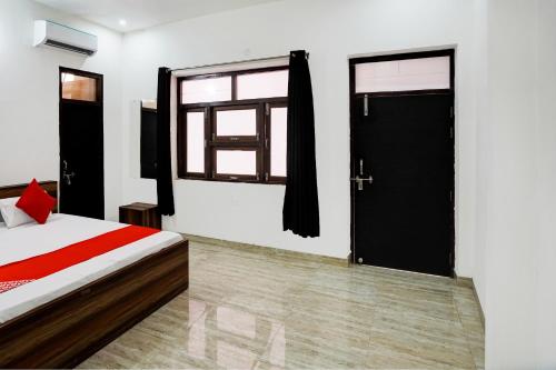 Un pat sau paturi într-o cameră la OYO Flagship Nakshatram Palace