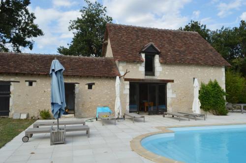 a building with a swimming pool in front of a house at Les Essarts pour 10+6 personnes sur 2 maisons in Châtillon-sur-Indre