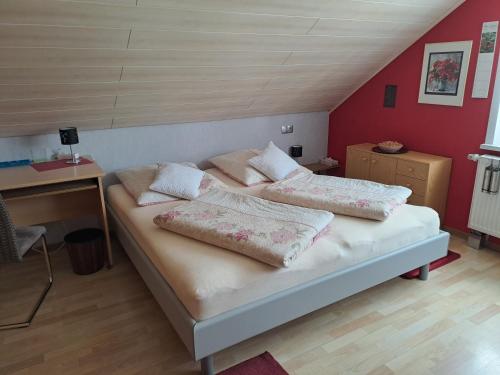 Postel nebo postele na pokoji v ubytování Ferienwohnung Seegarten