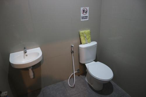 y baño con aseo y lavamanos. en K1 UPN, en Surabaya