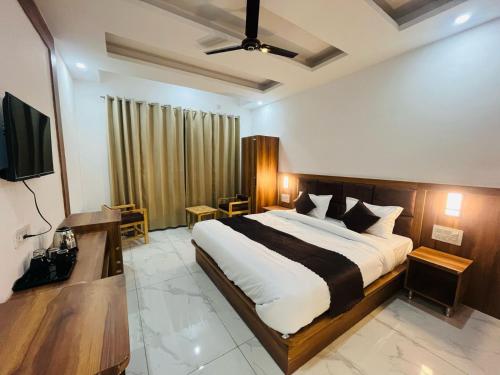 Ein Bett oder Betten in einem Zimmer der Unterkunft Hotel DC Hills Rishikesh