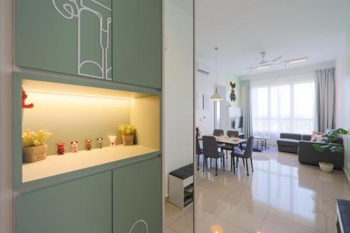 een woonkamer en eetkamer met een eettafel bij Bear Paw Retreat Cityview Apartment Amber Cove in Melaka