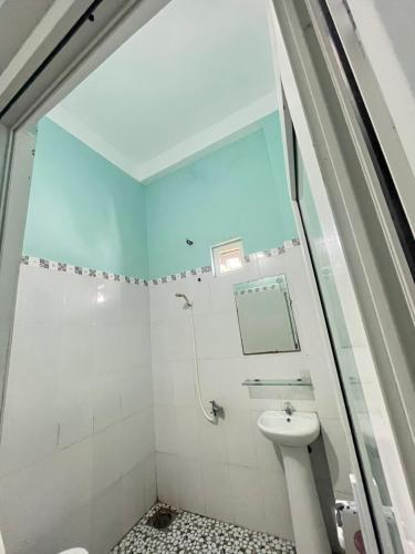 bagno con finestra e lavandino di Homestay Xuân Mai a Quang Ngai