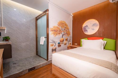 a bedroom with a large bed and a shower at Shengda Hotel Zhuhai in Zhuhai