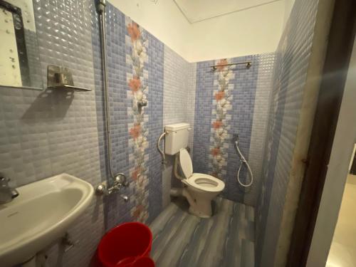 Dona Residency في نيدومباسيري: حمام مع مرحاض ومغسلة