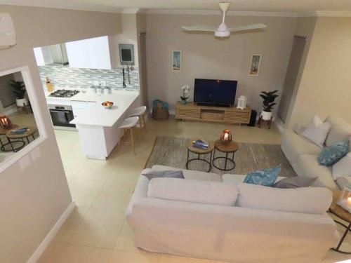 Una cocina o zona de cocina en Sovereign Paradise - Unit 22