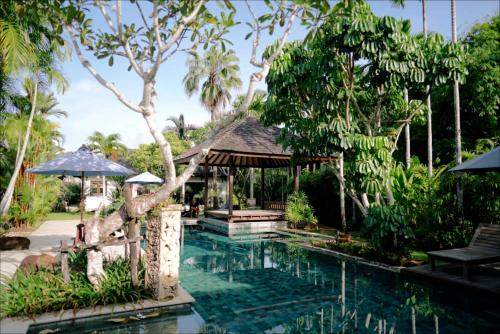 - une piscine dans un complexe avec un kiosque dans l'établissement Baan Pinya Balinese Style Pool Villa, à Krabi