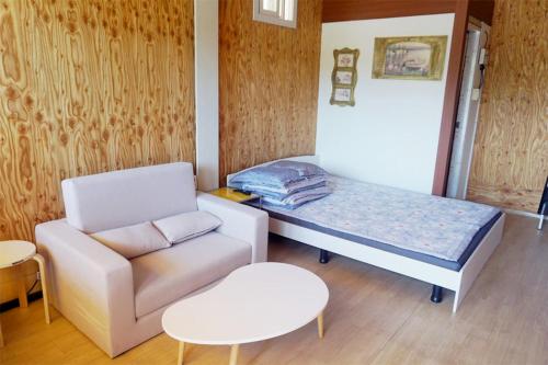 mały pokój z kanapą i stołem w obiekcie Seocheon Ocean Place w mieście Seocheon