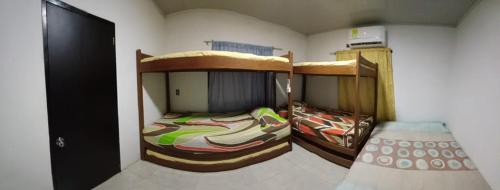 Zimmer mit 2 Etagenbetten in einem Zimmer in der Unterkunft Cabaña Moñitos cerca al mar e Isla Fuerte in Moñitos