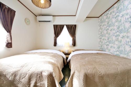 宮古島にあるリーフハウス　A棟の窓のある部屋にベッドが2つある