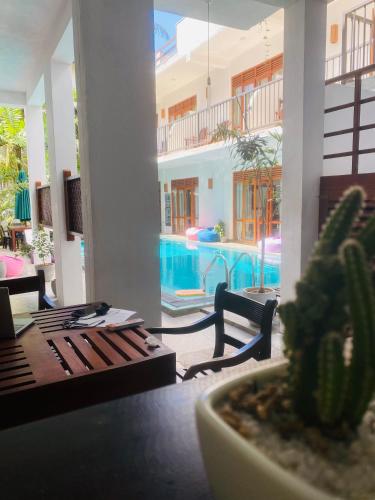 a dining room with a table and a cactus at Bienvenido Cozy Madiha in Matara