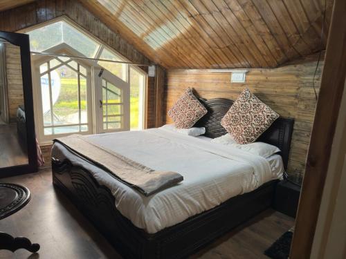 - une chambre avec un lit dans une pièce dotée d'une fenêtre dans l'établissement Lidder view resort, à Pahalgām