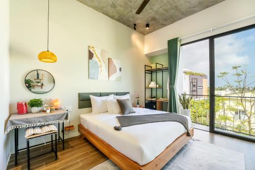 um quarto com uma cama e uma janela em Hoi An Pinus Boutique em Tân Thành (1)