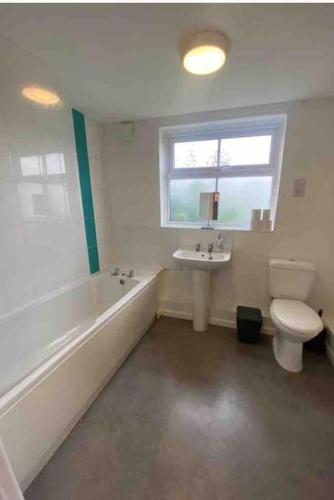 La salle de bains est pourvue d'une baignoire, de toilettes et d'un lavabo. dans l'établissement One bedroom apartment with garden., à Norwich