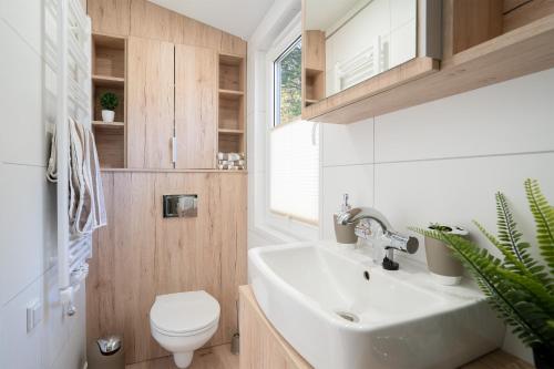 ein Bad mit einem Waschbecken und einem WC in der Unterkunft Ostseecamp Klabautermann in Scharbeutz