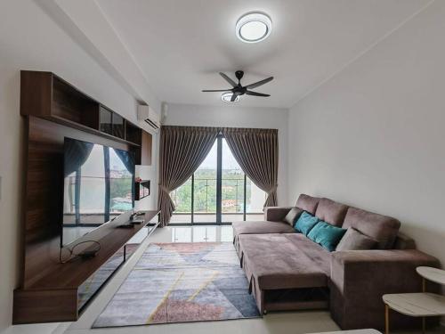 un soggiorno con divano e TV a schermo piatto di Sweet Home 暖居 Danga Bay CountryGarden a Johor Bahru