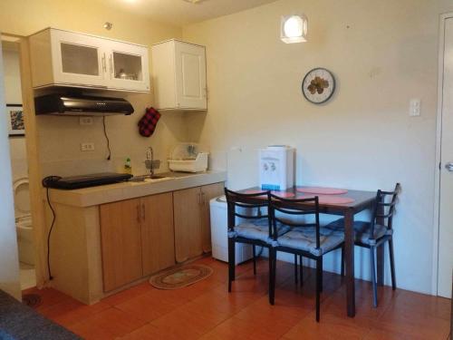 Dapur atau dapur kecil di Kara's Suite